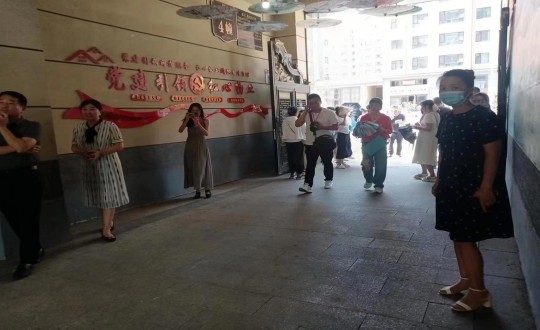 15.市婦聯(lián)馮主席、機(jī)關(guān)黨工委盧書(shū)記及各機(jī)關(guān)單位領(lǐng)導(dǎo)蒞臨物業(yè)總公司金鼎陽(yáng)光紅心物業(yè)小區(qū)_副本.jpg