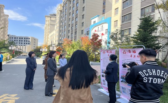 18.延邊州婦聯(lián)、敦化市婦聯(lián)、勝利街道及文苑社區(qū)領導一行蒞臨物業(yè)總公司參觀學習_副本.jpg