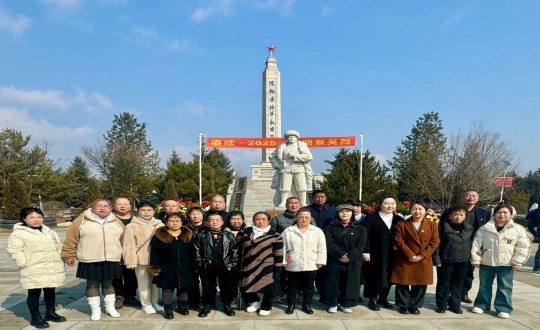 9.物業(yè)總公司敦化項(xiàng)目黨員參加清明節(jié)祭掃活動(dòng)_副本.jpg