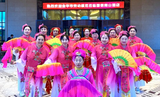 17.酒店公司組織策劃秧歌迎賓儀式_副本.jpg