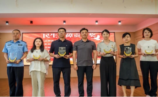 12.邵蕾代表健康板塊領(lǐng)取組委會(huì)頒發(fā)的“民生保障貢獻(xiàn)獎(jiǎng)”_副本.jpg